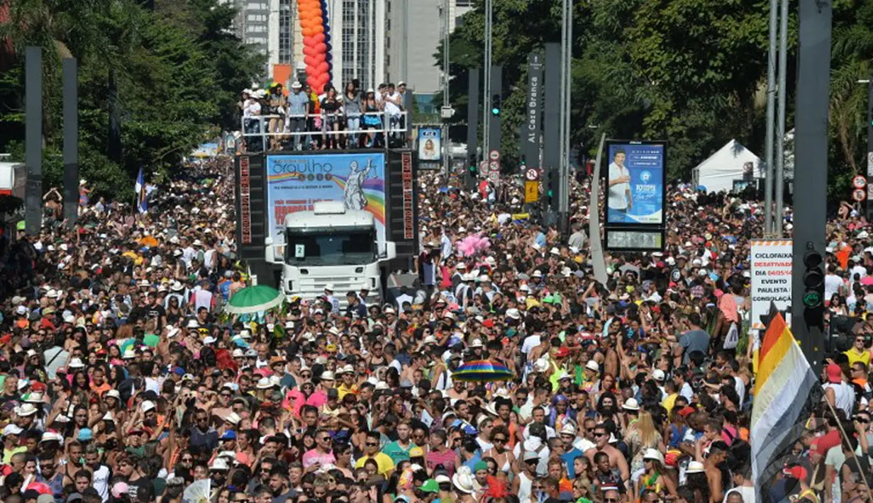 Pemerintah kota memblokir jalan utama yang dipenuhi parade warna-warni dan keramaian orang yang riang gembira, Sao Paulo, Brasil, Minggu (4/5/2014)(AFP Photo/Nelson Almeida).