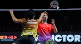 Pebulu tangkis Indonesia, Anthony Ginting (kiri) dari tim Hurricanes mengembalikan kok ke arah pebulu tangkis Jepang, Kodai Naraoka dari tim Rockets dalam laga tunggal putra Badminton XL 2025 di Istora Senayan, Jakarta, Minggu (05/10/2025). (Bola.com/Bagaskara Lazuardi)