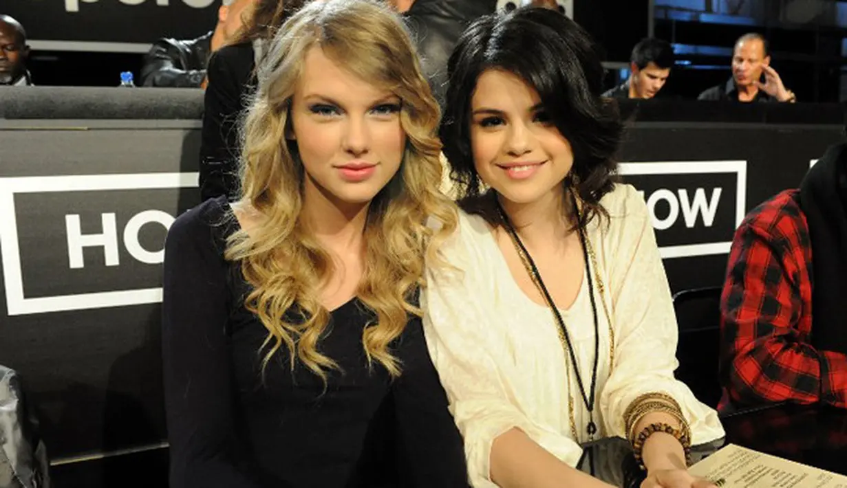 Walaupun jarang terlihat bersama, namun Selena Gomez dan Taylor Swift memiliki hubungan persahabatan sejak lama. Sama-sama terjun di dunia musik, namun tidak ada persaingan di antara mereka. (AFP/Handout)