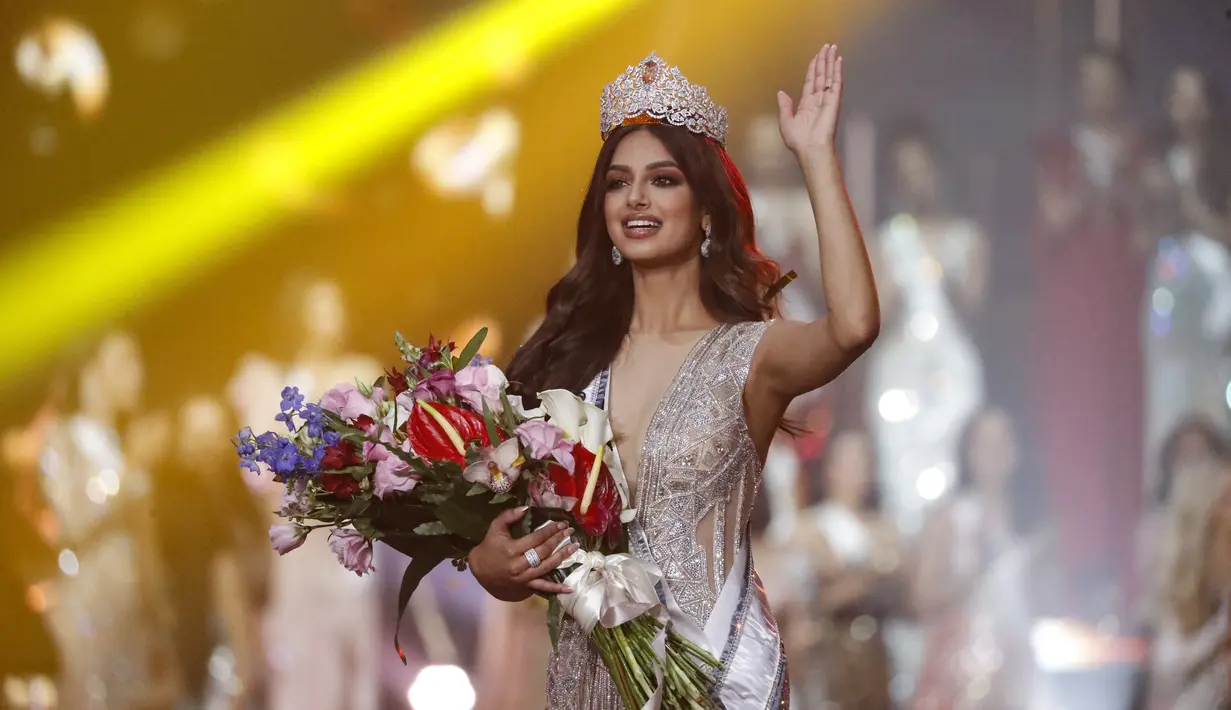 <p>Harnaaz Sandhu dari India melambai setelah dinobatkan sebagai Miss Universe 2021 selama kontes Miss Universe ke-70 di Eilat, Israel, Senin (13/12/2021). Perempuan berusia 21 tahun ini sukses mengungguli dua kontestan Nadia Ferreira (Paraguay) dan Lalela Mswane (Afrika Selatan). (AP Photo/Ariel Schal</p>