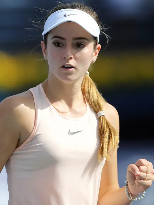 Petenis wanita AS Catherine Bellis melakukan selebrasi usai mendapat poin saat melawan petenis Belgia, Elise Mertens dalam Kejuaraan Dubai Duty Free Tennis Championship di Dubai (20/2). (AP Photo / Kamran Jebreili)
