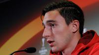 Bek Manchester United Matteo Darmian dalam konferensi pers di Istanbul, 2 November 2016. (Reuters/Andrew Boyers)