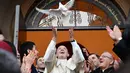 Paus Fransiskus meninggal dunia pada Senin, 21 April 2025. Ia mengembuskan napas terakhirnya pada usia 88 tahun di kediamannya di Casa Santa Marta, Vatikan. Tampak dalam foto, Paus Fransiskus (tengah) melepaskan burung merpati sebagai simbol perdamaian dalam sebuah pertemuan dengan komunitas Kasdim di Gereja Katolik St Simon Bar Sabbae di Tbilisi, 30 September 2016. (Vincenzo PINTO/AFP)