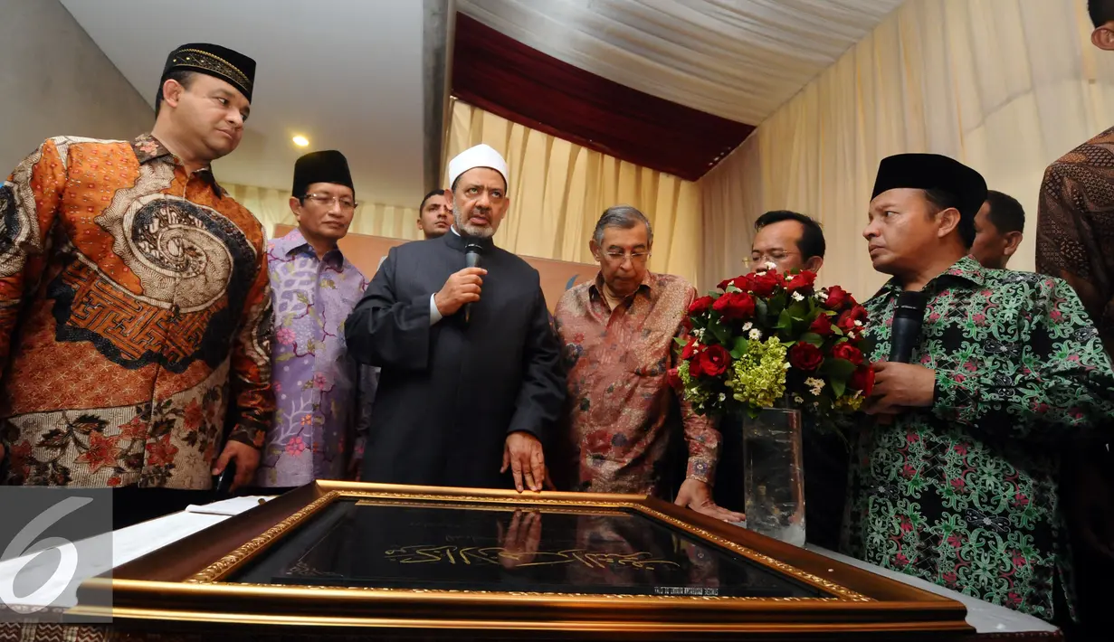 Grand Sheikh Al Azhar, Ahmed Al-Thayyeb (tengah) menjawab pertanyaan saat berkunjung ke Pusat Studi Al Quran di Pondok Cabe, Tangerang, Selasa (23/2/2016). Ahmed Al-Thayyeb melakukan kunjungan 4 hari di Indonesia. (Liputan6.com/Helmi Fithriansyah)