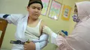 Siswa MIN Ulee Kareng mendapat vaksinasi anti virus difteri di Banda Aceh, Aceh, Selasa (20/2). Kemenkes mengungkapkan 66 persen dari kasus kejadian luar biasa (KLB) difteri sepanjang 2017 di Indonesia akibat tidak diimunisasi. (CHAIDEER MAHYUDDIN/AFP)
