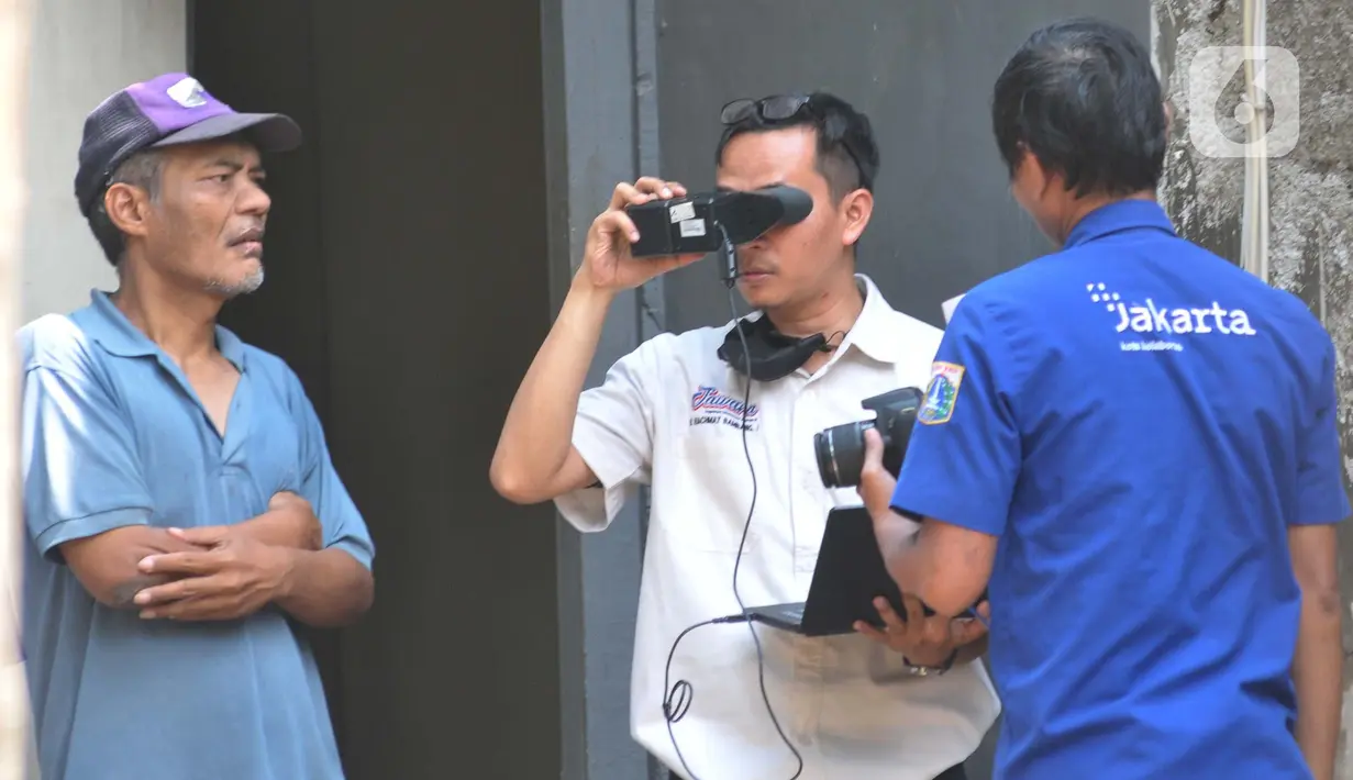 Dengan menggunakan sistem jemput bola, petugas Dinas Dukcapil melakukan pendataan identitas kependudukan dalam bentuk kepemilikan KTP-EL. (merdeka.com/Imam Buhori)