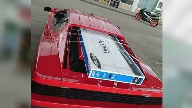 Cara kurang cerdas membawa barang besar dengan mobil.