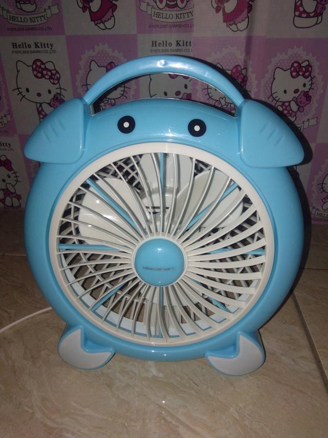 Seorang ayah hadiahkan anak kipas angin lucu kepada anaknya.