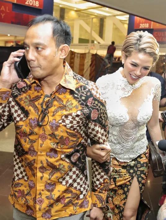 Niki mengaku mengenakan busana rancangan Anne Avantie mengaku nyaman. Ia juga pernah membicarakan gaun yang akan dikenakan saat resepsi pernikahan dengan rancangan Anne Avantie. (Adrian Putra/Bintang.com)
