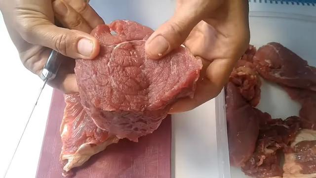Tanpa Bahan Tambahan, Ini Trik Jitu Iris Daging Sapi Agar Mudah Empuk