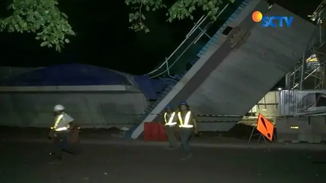Beton penyambung proyek LRT di Pulogadung jurusan Kelapa Gading - Velodrome, tiba-tiba ambruk. Lima orang terluka dan dilarikan ke RS.