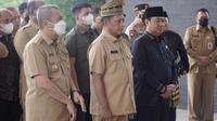 Menteri Dalam Negeri Tito Karnavian saat baru mendarat di Pekanbaru didampingi Gubernur Riau Syamsuar. (Liputan6.com/Diskominfo Riau)
