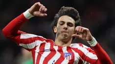 Chelsea menjadi salah satu klub yang aktif dalam setiap bursa transfer pemain, baik pada bursa transfer pemain di awal musim maupun tengah musim. The Blues kerap mendatangkan pemain-pemain dari luar Inggris seperti dari Liga Spanyol. Salah satu klub Liga Spanyol yang menjadi langganan The Blues dalam mendatangkan pemain adalah Atletico Madrid. Tercatat, 5 Pemain pernah didatangkan Chelsea dari Atletico Madrid, termasuk Joao Felix yang segera merapat. Berikut daftar kelima pemain tersebut. (AFP/Pierre-Philippe Marcou)