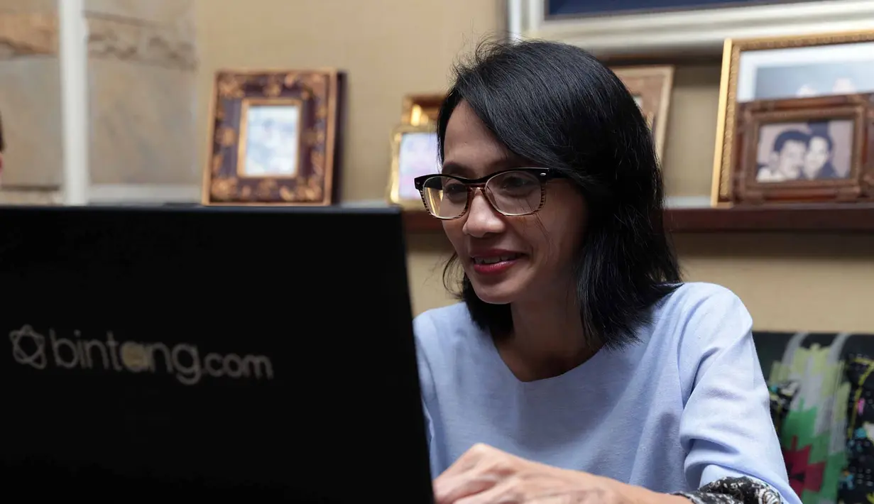 Sedang berjuang melawan sakit kista yang dideritanya saat ini, Santi tetap bersemangat ketika menjawab pertanyaan dari para penggemarnya. Menurutnya ini menjadi motivasi dirinya untuk sembuh melawan sakit. (Deki Prayoga/Bintang.com)