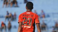 Tedi Heri Setiawan memakai kostum dengan nama punggung pemain lama Persekap Pasuruan. Ironisnya, perangkat pertandingan tidak menyadari adanya kesalahan ini. (Bola.com/Robby Firly)