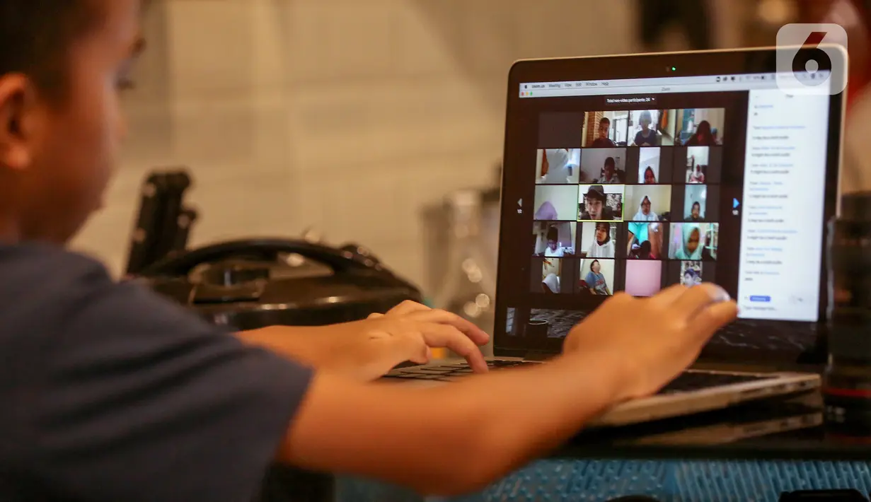 Siswa sekolah dasar belajar online menggunakan aplikasi Zoom Cloud Meetings di Pamulang Tangerang Selatan, Kamis (2/4/2020). Gelombang work from home (WFH) membuat kebutuhan terhadap aplikasi video conference meningkat saat pandemi Corona Covid-19. (Liputan6.com/Fery Pradolo)