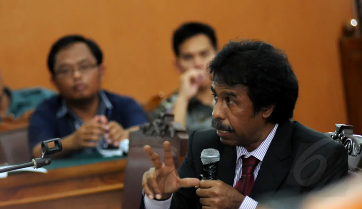 Di persidangan praperadilan status tersangka Komjen Budi Gunawan (BG), Pakar Hukum Tata Negara, Margarito Kamis berpendapat, pelantikan BG tidak bisa dihalangi dengan alasan apapun, PN Jakarta Selatan, Rabu (11/2/2015). (Liputan6.com/Helmi Fithriansyah)