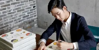 Kim Soo Hyun merupakan salah satu aktor Korea yang terbiasa menggunakan tangan kiri. Akan tetapi, ia diharuskan menggunakan tangan kanan saat bermain drama. (Foto: soompi.com)