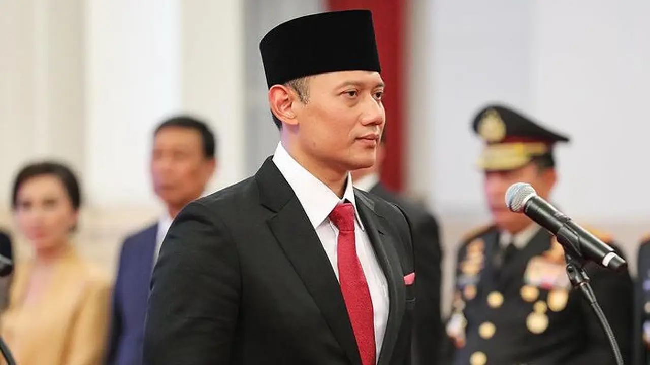 Presiden Joko Widodo atau Jokowi resmi melantik Ketua Umum Partai Demokrat Agus Harimurti Yudhoyono (AHY) sebagai Menteri Agraria dan Tata Ruang/Kepala Badan Pertanahan Nasional (Menteri ATR/BPN).