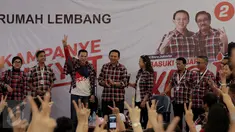 Ira Wibowo dan Ari Wibowo menyampaikan dukungan kepada Cagub DKI Jakarta Basuki Tjahaja Purnama atau Ahok di Rumah Lembang, Jakarta, Kamis (24/11). Sebelum menyatakan dukungan, keduanya sempat dipakaikan kemeja kotak-kotak. (Liputan6.com/Gempur M Surya)