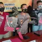 Kapolres Serang Kota, AKBP Maruli Ahiles Hutapea, Menunjukkan Senjata Tajam Tawuran Antar Geng Motor Di Kota Serang, Banten. (Kamis, 30/12/2021). (Liputan6.com/Yandhi Deslatama).