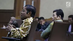 Mantan Menteri Sosial, Idrus Marham (kiri) menjawab pertanyaan saat menjadi saksi sidang dugaan suap kesepakatan pembangunan PLTU Riau-1 dengan terdakwa Eni Maulani Saragih di Pengadilan Tipikor, Jakarta, Rabu (2/1). (Liputan6.com/Helmi Fithriansyah)