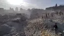 Serangan udara hari Selasa di Jabalia menyebabkan ledakan besar yang menghancurkan beberapa bangunan tempat tinggal di pusat kamp pengungsi, di mana sebelum perang, 116.000 orang tinggal di area seluas 1,4 km persegi (0,5 mil persegi). (AP Photo/Abdul Qader Sabbah)