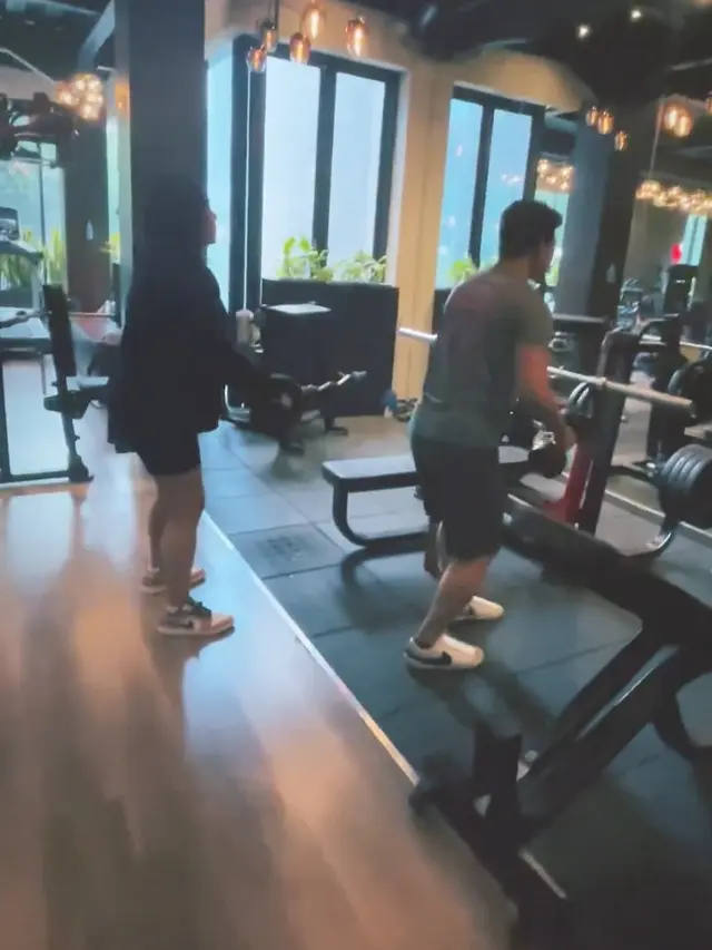 Keseruan Audy Item dan Iko Uwais olahraga bareng. (Foto: Instagram/audyitem)