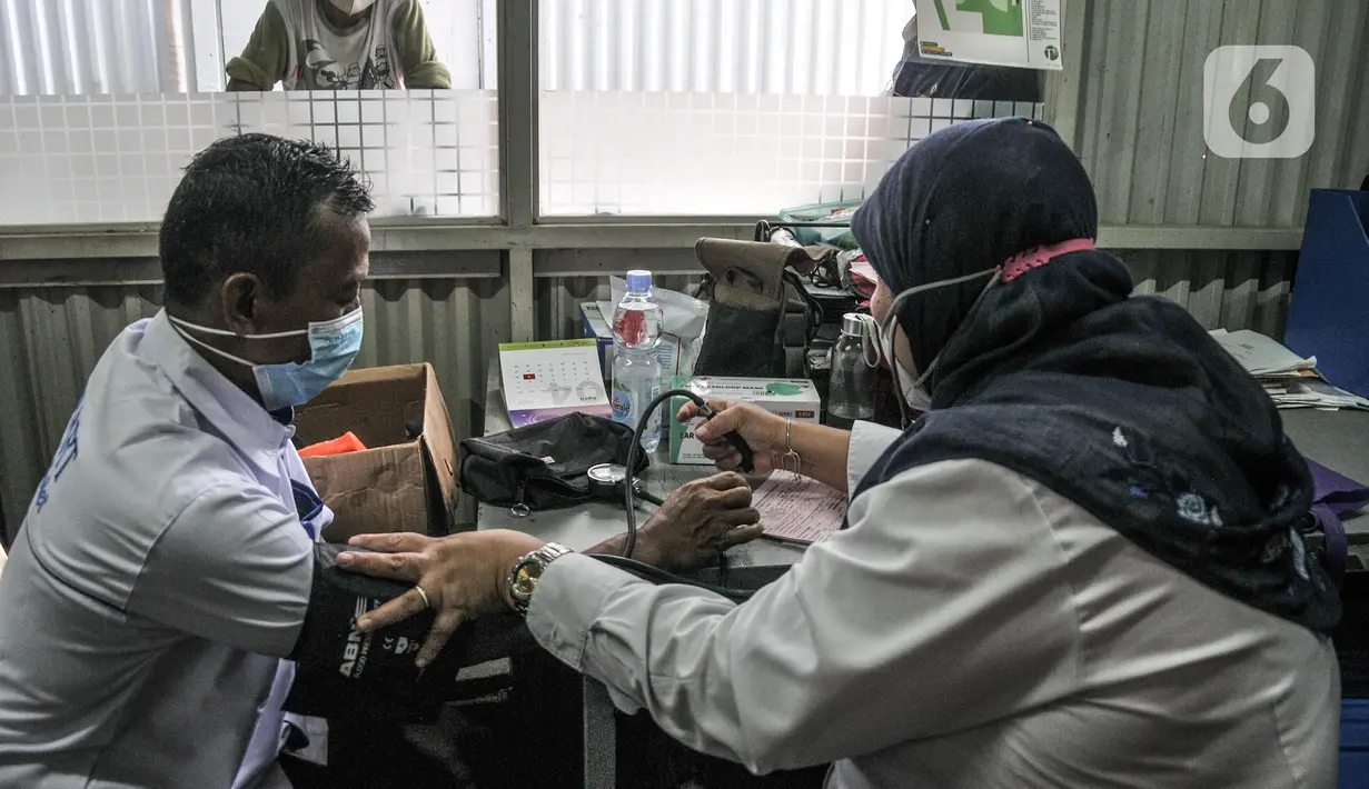 Warga melakukan tes kesehatan sebelum donor darah keliling di Thamrin 10, Jakarta Pusat, Senin (14/3/2022). Kegiatan ini sebagai upaya menjaga ketersediaan stok darah di tengah pandemi COVID-19. (merdeka.com/Iqbal S. Nugroho)