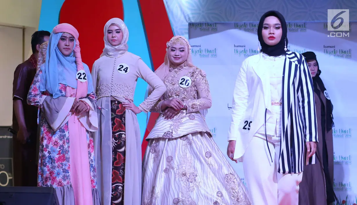 Ekspresi peserta memeragakan busana pada acara Hijab Hunt 2018 di Jakarta, Minggu (6/5). Selain untuk menyambut Ramadan, acara ini juga untuk menggaungkan semangat kebinekaan kepada generasi muda. (Liputan6.com/Angga Yuniar)