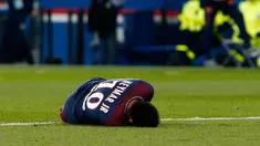 Penyerang PSG, Neymar Jr tergeletak di lapangan setelah mengalami cedera saat bertanding melawan Marseille di Liga Prancis di Stadion Parc des Princes, (25/2). Pergelangan kaki Neymar cedera setelah mendarat dengan tidak pas. (AP Photo/Thibault Camus)