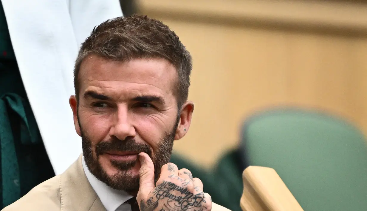 Kedatangan Beckham di Royal Box bertepatan dengan pembukaan atap di Centre Court setelah beberapa kali hujan, dengan sinar matahari menyinari rerumputan. (AFP/Sebastien Bozon)