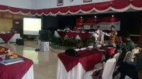 Dimpin Kapolres Garut AKBP Dede Yudi Ferdiansyah, sejumlah pejabat perwakilan dinas intansi Garut, tengah mengikuti rapat koodinasi Natal dan Tahun Baru di Garut (Liputan6.com/jayadi Supriadin)