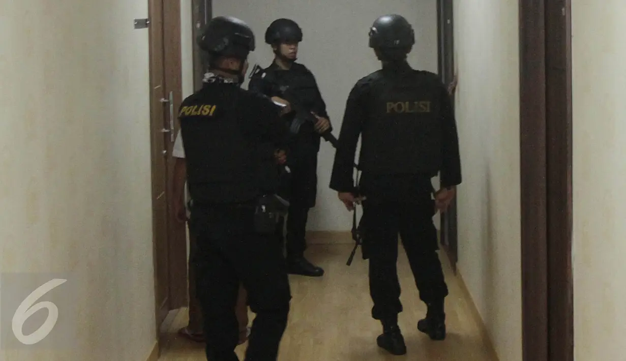 Aparat Kepolisian berjaga di depan ruangan 0621 milik Damayanti Wisnu Putranti, Senayan, Jakarta, Kamis (14/1/2016). Damayanti diduga melakukan suap dalam pengamanan proyek Kementerian PUPR pada APBN 2016. (Liputan6.com/Johan Tallo) 