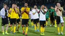 Para pemain Belgia menyapa suporter usai mengalahkan San Marino pada laga Kualifikasi Piala Dunia 2022 di Olympic Stadium, Serravalle, Jumat (6/9). San Marino kalah 0-4 dari Belgia. (AFP/Isabella Bonotto)