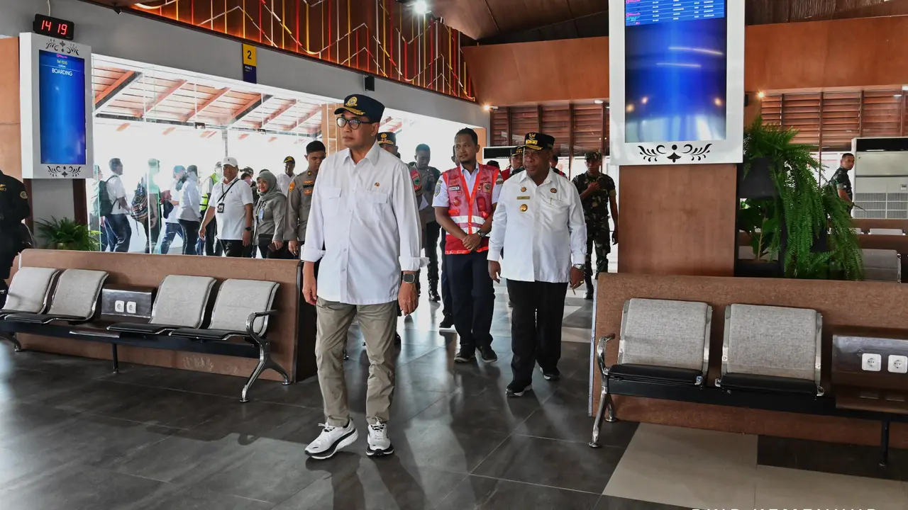 Menteri Perhubungan Budi Karya Sumadi meninjau dua bandara di Papua, Kamis 23 November 2023. (Dok Kemenhub)