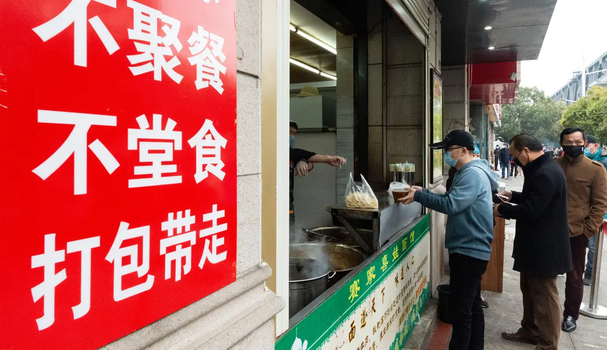 Para pelanggan mengantre untuk membeli mi sapi di sebuah restoran di Xiangyang, Provinsi Hubei, China tengah, pada 16 Maret 2020. Beberapa restoran mi sapi di Xiangyang kembali melanjutkan bisnis dengan layanan take away pada Senin (16/3). (Xinhua/Xie Jianfei)
