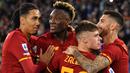Tammy Abraham menjadi pahlawan bagi AS Roma dalam derbi ibukota saat melawan Lazio. Dirinya mencetak dua dari tiga gol yang disarangkan AS Roma ke gawang Lazio. (AFP/Tiziana Fabi)