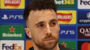 Diketahui, penyerang Timnas Portugal itu saat ini berusia 28 tahun dan baru saja menikah dengan tunangannya, Rute Cardoso, pada 22 Juni 2025 lalu. Tampak dalam foto, striker Liverpool asal Portugal, Diogo Jota menghadiri konferensi pers di stadion Anfield, Liverpool, Inggris, pada 10 Maret 2025, menjelang pertandingan sepak bola Liga Champions UEFA melawan Paris Saint Germain. (Paul Currie/AFP)