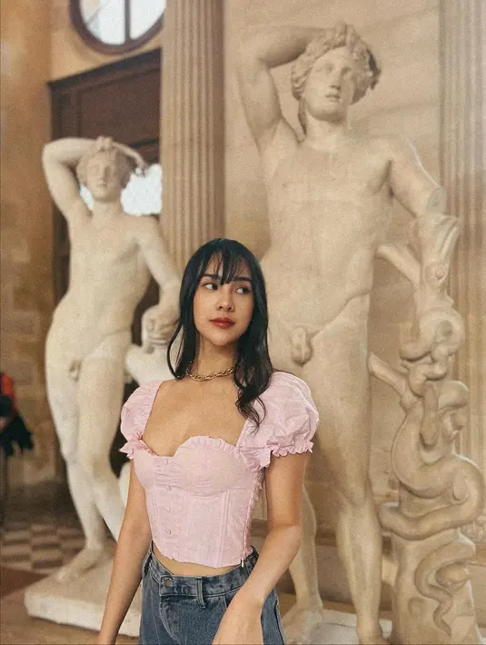 Hal yang sama dilakukan Anya Geraldine yang juga memasangkan atasan bustier andalan dengan celana jeans. [IG @anyageraldine]