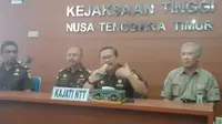 Foto: Kajati NTT, Dr. Yulianto saat menggelar konferensi pers (Liputan6.com/Ola Keda)