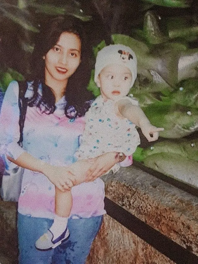 Jarang Terekspos, Ini 6 Momen Kebersamaan Awkarin dengan Ibunda