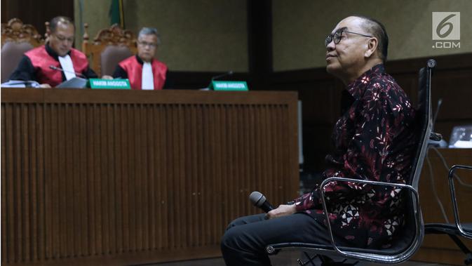 Pemegang saham Blackgold Natural Resources yang juga terdakwa suap pembangunan PLTU Riau-1, Johannes Budisutrisno Kotjo saat sidang di Pengadilan Tipikor, Jakarta, Kamis (15/11). Sidang mendengarketerangan terdakwa. (Liputan6.com/Helmi Fithriansyah)