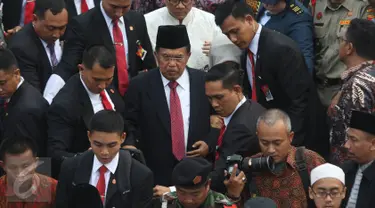 Wapres Jusuf Kalla menghadiri pemakaman Mantan Ketua Umum PBNU KH Hasyim Muzadi di Pondok Pesantren Al Hikam, Depok, Kamis (16/3). Jusuf Kalla hadir memimpin upacara kenegaraan dalam pemakaman Mantan Ketum PBNU tersebut. (Liputan6.com/Immanuel Antonius)