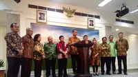 Tim Pansel KPU dan Bawaslu menyerahkan hasil seleksi ke Jokowi (Ahmad Romadoni/Liputan6.com)