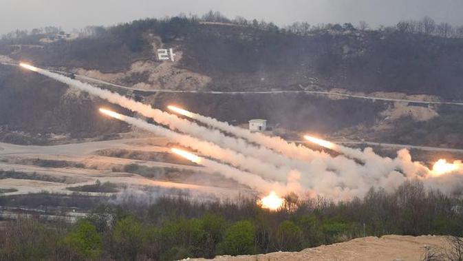 Korea Selatan dan Amerika Serikat menggelar latihan militer bersama di Seungjin, Seoul, Rabu (26/4). Latihan gabungan tersebut diselenggarakan berkenaan dengan spekulasi uji nuklir Pyongyang yang ke-enam. (AFP PHOTO / JUNG Yeon-Je)