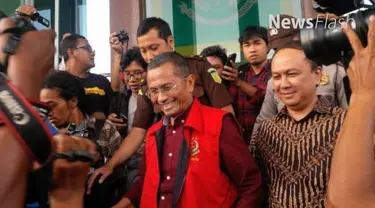 Jaksa Agung M Prasetyo menolak disebut sengaja mencari-cari perkara untuk menjerat mantan Menteri BUMN Dahlan Iskan. Ia menegaskan, penetapan tersangka terhadap Dahlan terkait kasus dugaan korupsi proyek mobil listrik merupakan tindak lanjut dari put...