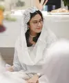 Dian tampak mengenakan anting-anting silver. Wajahnya dipoles makeup hanya tampak lipstik matte coral. Aura inner beauty terpancar di ulang tahunnya. [@therealdisastr]
