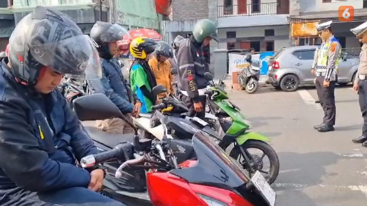 Para pengendara di Jalan Bundaran Tugu Adipura Kota Sukabumi, berhenti serentak menundukan kepala untuk mengheningkan cipta dalam peringati Hari Pahlawan Nasional (Liputan6.com/Fira Syahrin)