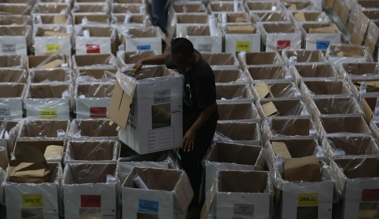 Pendistribusian logistik Pemilu 2024 akan terus dilaksanakan secara bertingkat dan bertahap hingga ke TPS pada satu hari sebelum hari jelang pemilihan pada 14 Februari 2024. (merdeka.com/Imam Buhori)